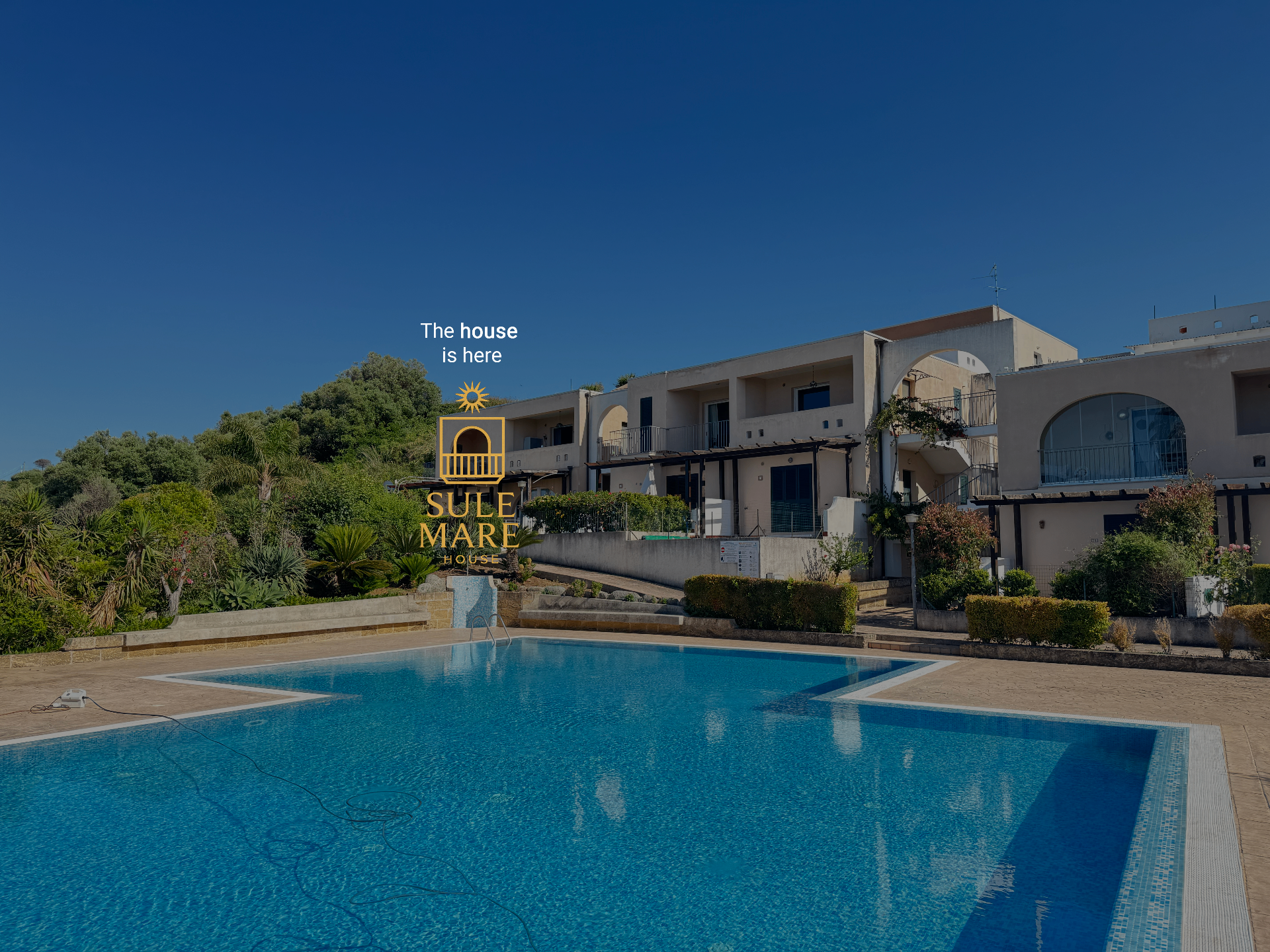 Vista esterna con piscina e residence