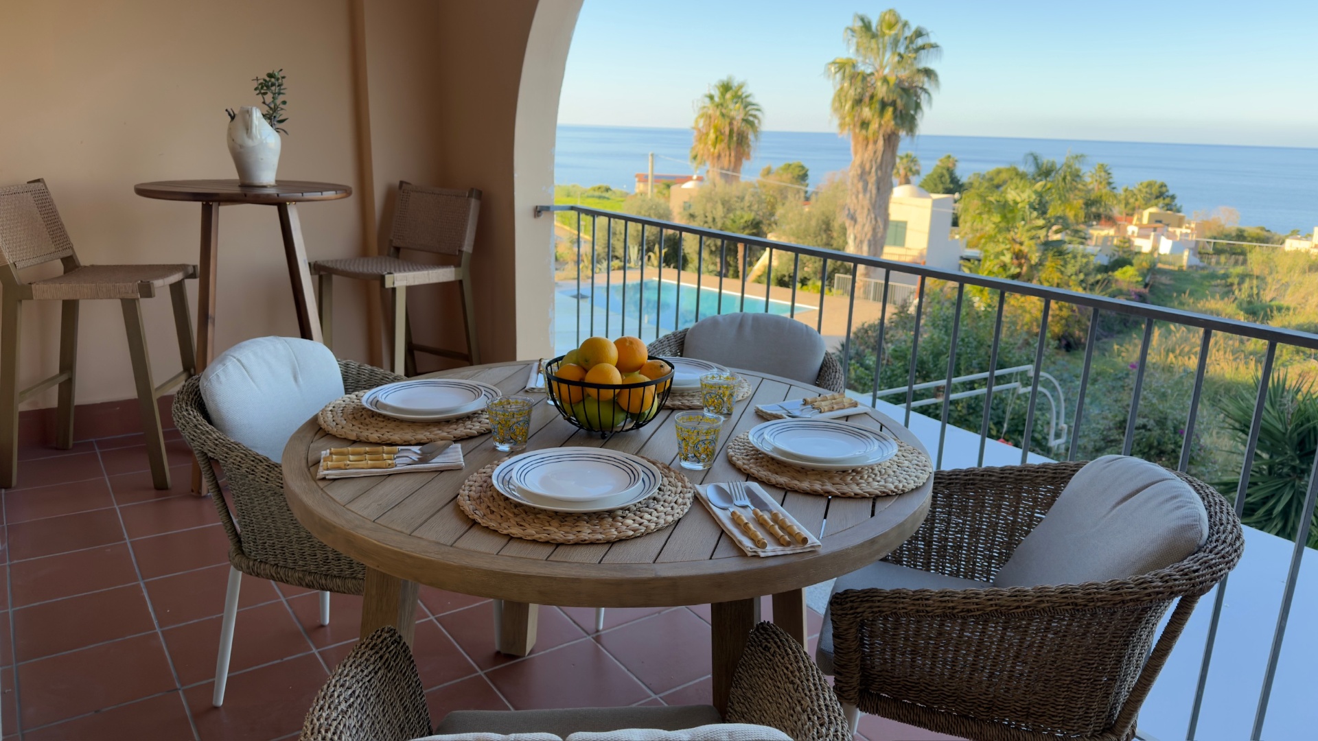 Terrazza con tavola apparecchiata