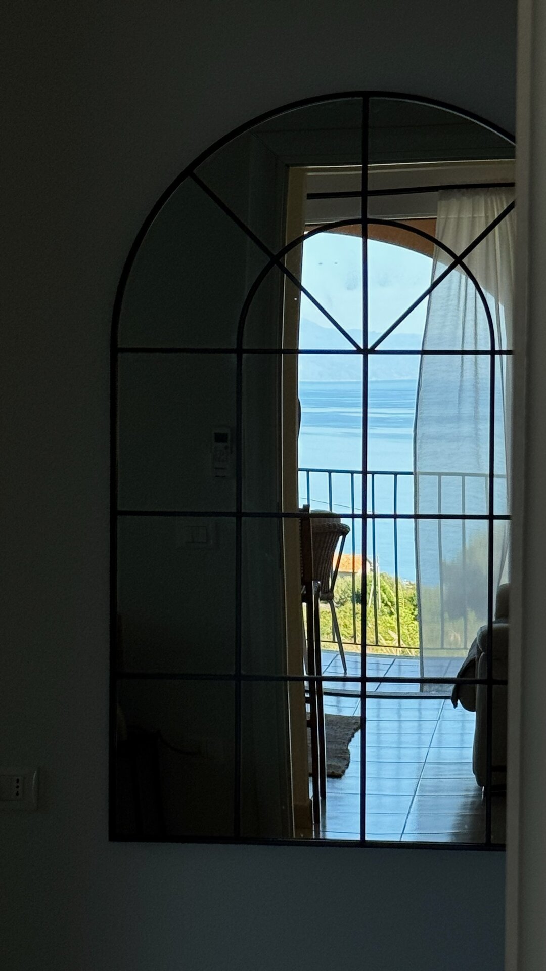 Specchio ad arco e vista mare